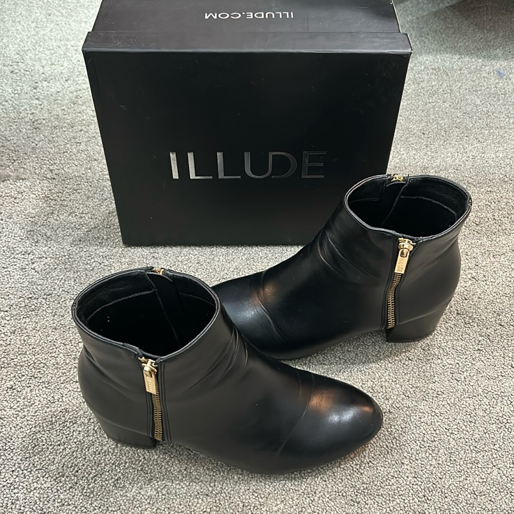Illude - Black Ankle Booties - women’s 10